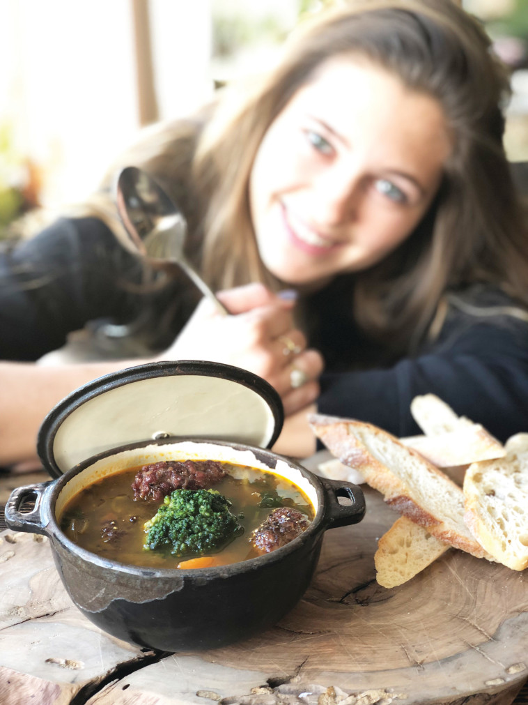 מרק ירקות שורש ובקר בעין הוד. צילום: אמיר שרון