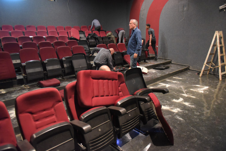מפרקים את הכיסאות בקולנוע לב, היום בר&quot;ג. צילום: אבשלום ששוני