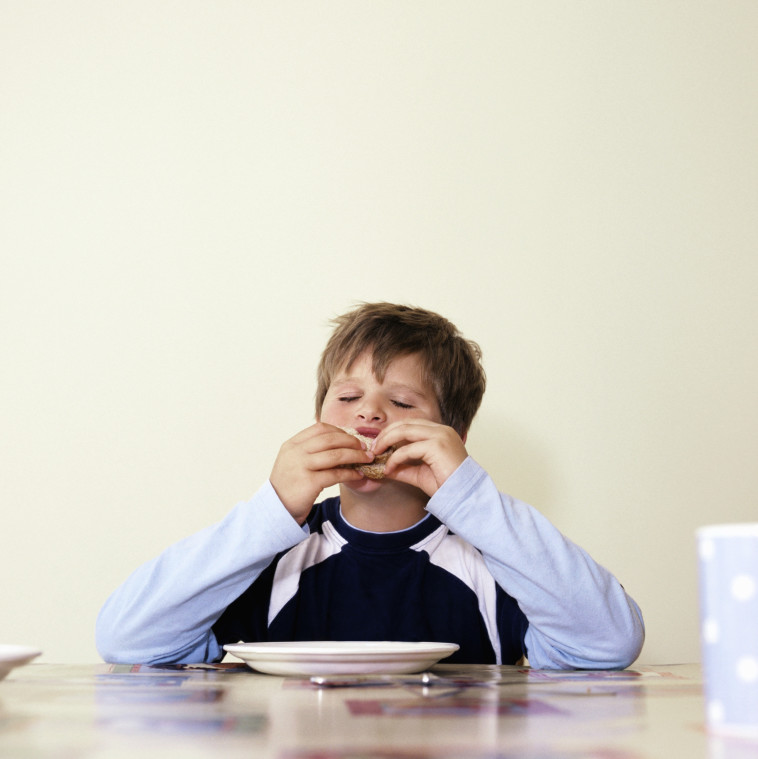 הסידן בגוף קריטי. ילד נהנה מטוסט. צילום: אינגאימג'