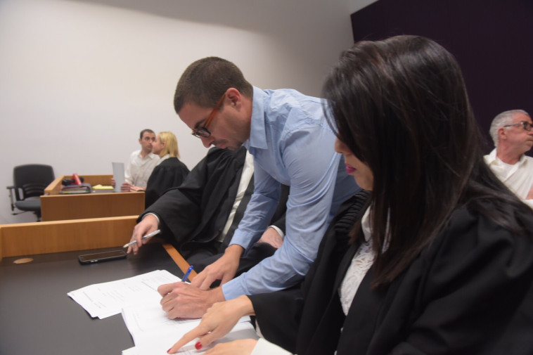 קסטיאל חותם על הסדר הטיעון. צילום: אבשלום ששוני