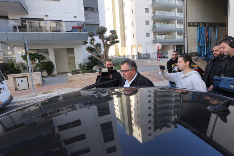 ביטן יוצא מביתו. צילום: אבשלום ששוני