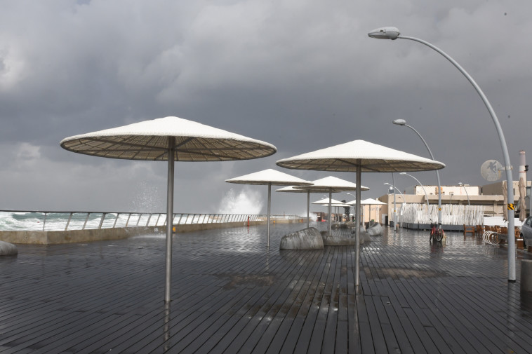 גשם בנמל תל אביב . צילום: אבשלום ששוני