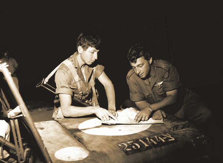 אריק שרון עם מאיר הר-ציון. צילום: באדיבות ארכיון צה&quot;ל, עיתון &quot;במחנה&quot;