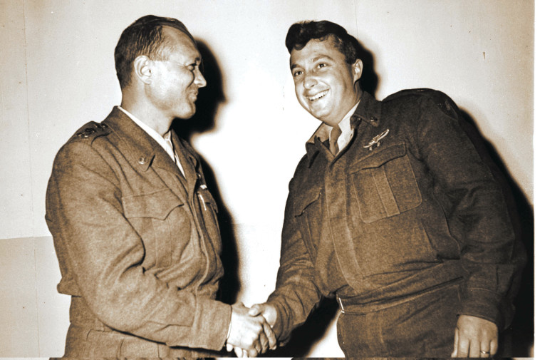 אריק שרון עם הרמטכ&quot;ל משה דיין, 1955. צילום: לע&quot;מ