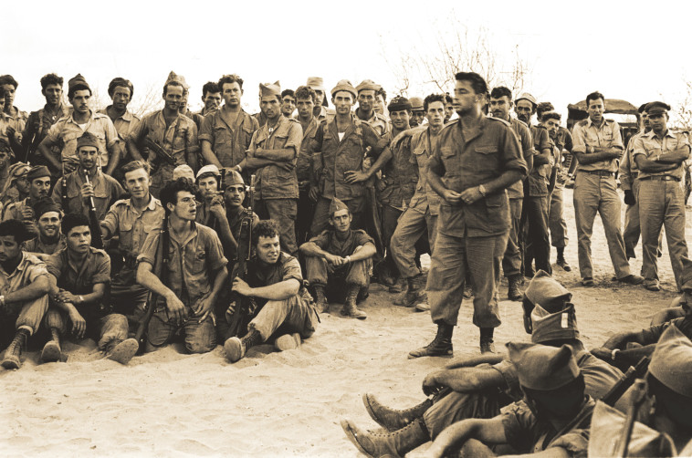 אריק שרון מתדרך לקראת יציאה לפעולת תגמול, 1955. צילום: אברהם ורד, אורי דן, ארכיון צה&quot;ל