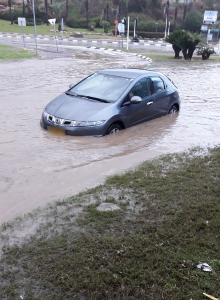 רכב נתקע בשלולית במחלף הסירה. צילום: עיריית הרצליה