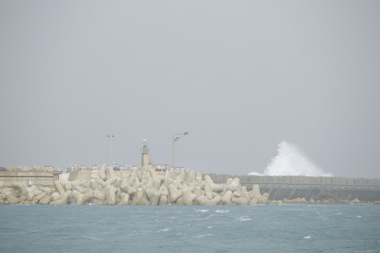 הסערה בנמל אשדוד. צילום: פבל מוצנסקיס