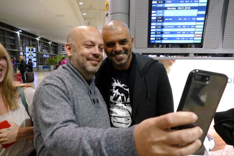 רגע לפני המראה. עם אייל גולן .