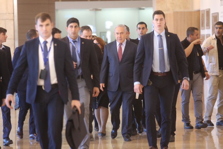 נתניהו מגיע לישיבת הסיעה. צילום: מרק ישראל סלם