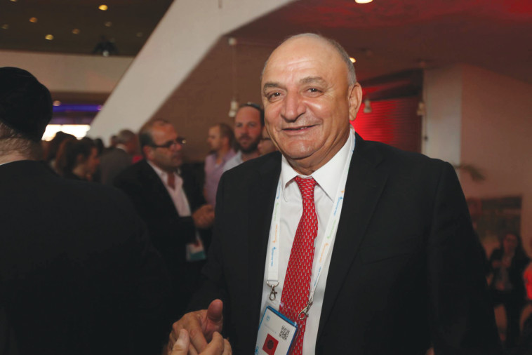 תשובה. נפגש עם גבאי. צילום: גיל יוחנן, פול