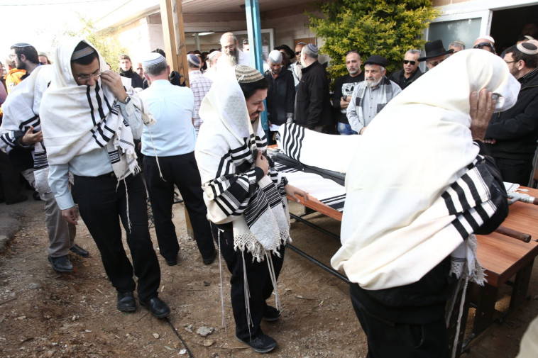  הלווייתו של הרב רזיאל שבח. צילום: הלל מאיר/TPS