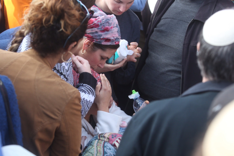 יעל, רעייתו של הרב רזיאל שבח, בלוויה. צילום: מרק ישראל סלם