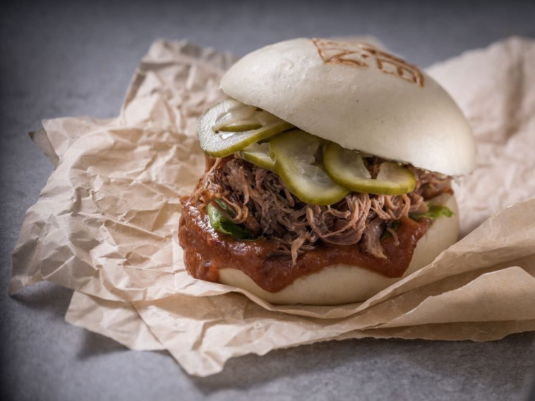 כמו ערמונים הנאכלים ישר מהאש. באן עם בשר מפורק, צילום: אנטולי מיכאלו