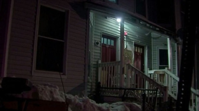 ביתן של האם והנערה. צילום מסך