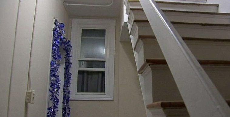 חלון חדרה של הנערה, באמצעותו מכרה  סמים. צילום מסך