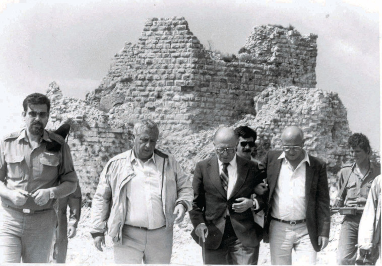 אריאל שרון ומנחם בגין בבופור. צילום: דובר צה&quot;ל 