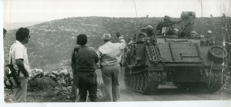  אריאל שרון מנופף לשלום לחיילי צה&quot;ל. אורי דן באדיבות ארכיון צה&quot;ל ומשרד הביטחון 