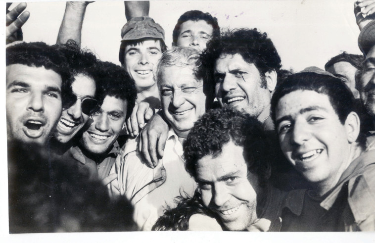 אריאל שרון עם חיילים בלבנון. צילום: משרד הביטחון