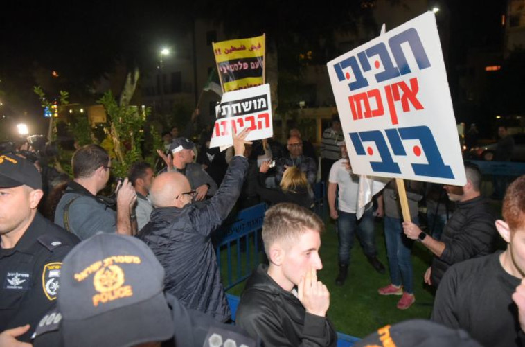 השלטים בת"א הערב. צילום: אבשלום ששוני השלטים בת"א הערב. צילום: אבשלום ששוני