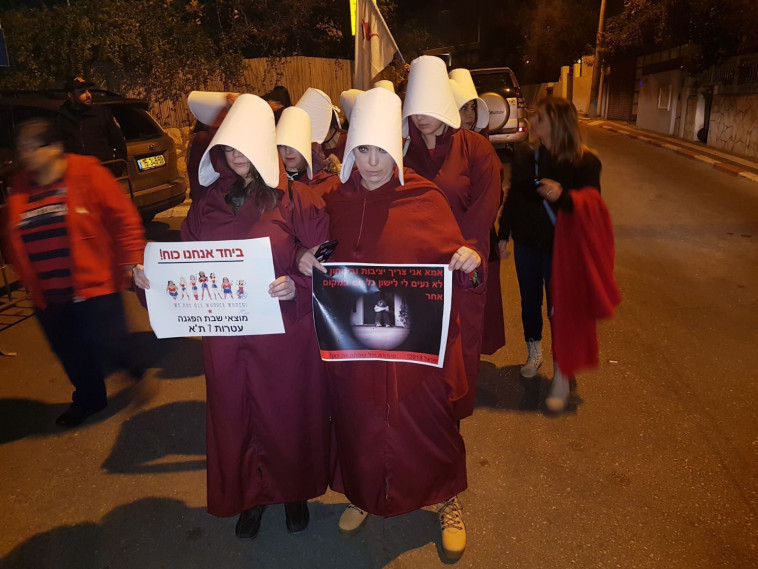 מחאת האמהות מול ביתה של שרת המשפטים. צילום: &quot;אמא ללא תנאים&quot; 