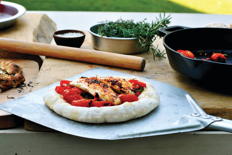 מסחן דגים ועגבניות צלויות על פיתה אפויה. צילום: פסקל פרץ-רובין