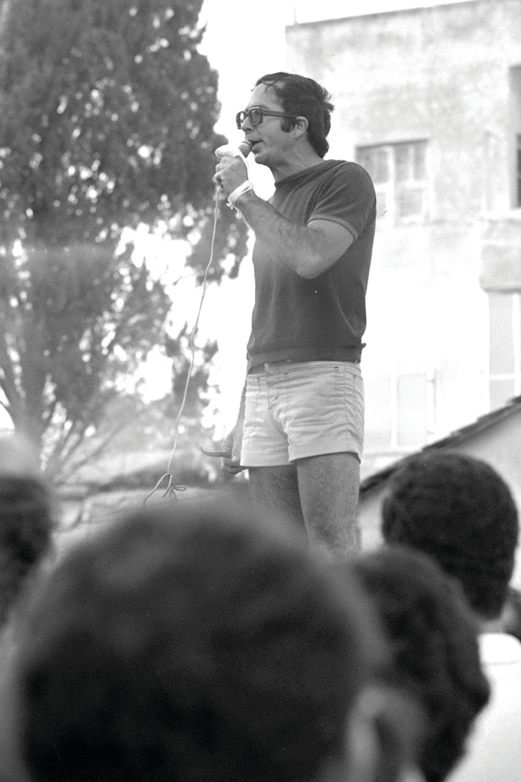 מוטי אשכנזי בהפגנה נגד צירופו של משה דיין לממשלת בגין. צילום:  שמואל רחמני