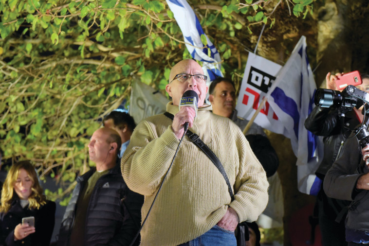 מוטי אשכנזי במחאת רוטשילד. צילום: אבשלום ששוני מוטי אשכנזי במחאת רוטשילד. צילום: אבשלום ששוני