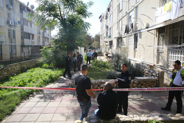 הזירה בה אותרו הנשים באשקלון. צילום: לירון מולדובן הזירה בה אותרו הנשים באשקלון. צילום: לירון מולדובן