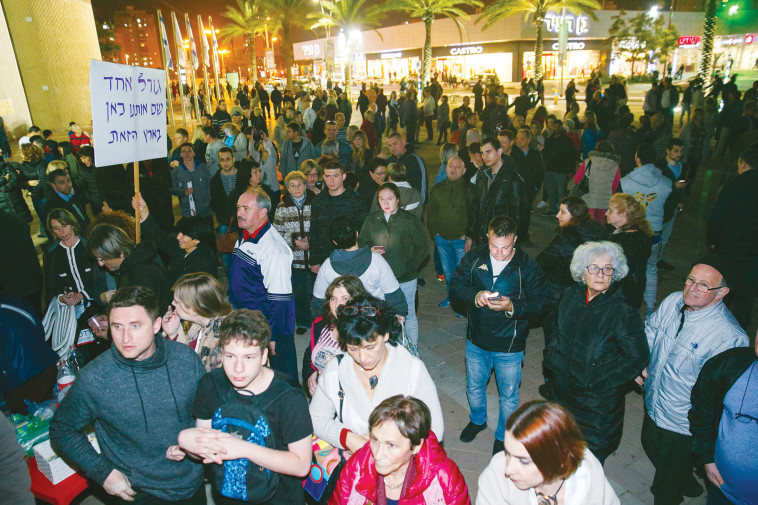 הפגנה באשדוד נגד סגירת העסקים בשבת. צילום: לירון מולדובן