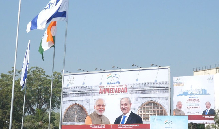 שלטים שהוצבו ברחובות אחמדאבאד לרגל הביקור. צילום: אבי אוחיון, לע&quot;מ