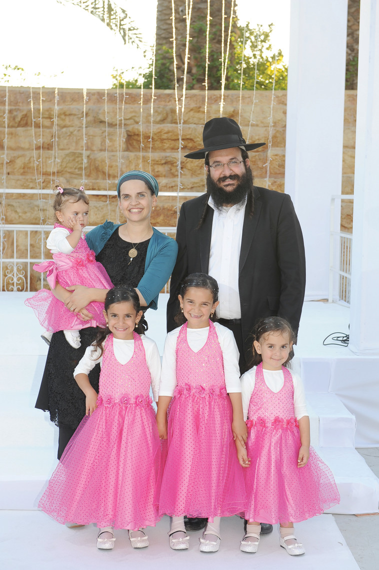 הרב רזיאל שבח ומשפחתו. קרדיט: צילום פרטי