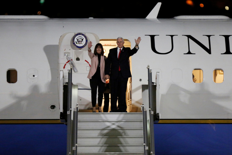 מייק פנס ורעייתו במטוס. צילום: רויטרס