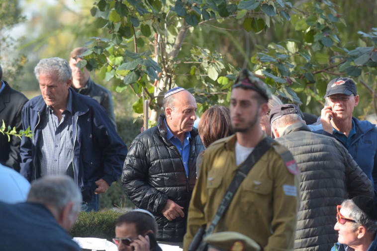 שאול מופז בהלוויה. צילום: אבשלום ששוני