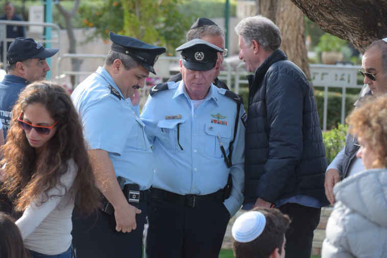 המפכ&quot;ל אלשיך בהלוויה. צילום: אבשלום ששוני