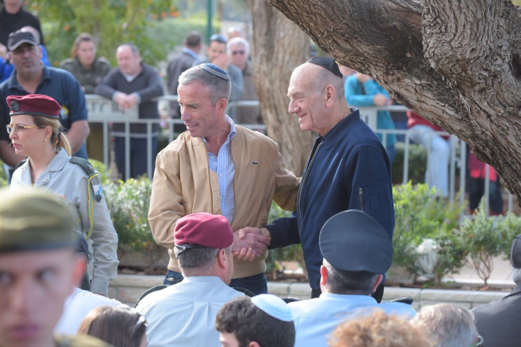 אהוד אולמרט וח&quot;כ אלעזר שטרן בהלוויה. צילום: אבשלום ששוני