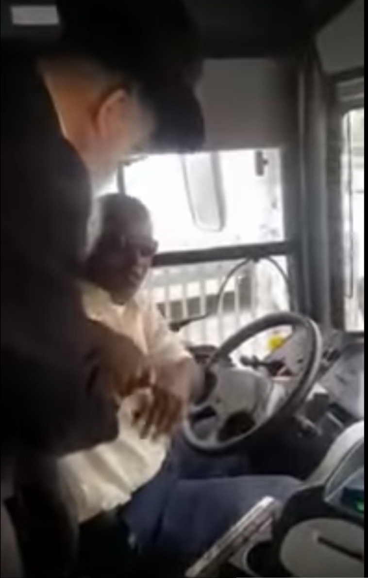 נוסע תוקף נהג אוטובוס, צילום מסך נוסע תוקף נהג אוטובוס, צילום מסך