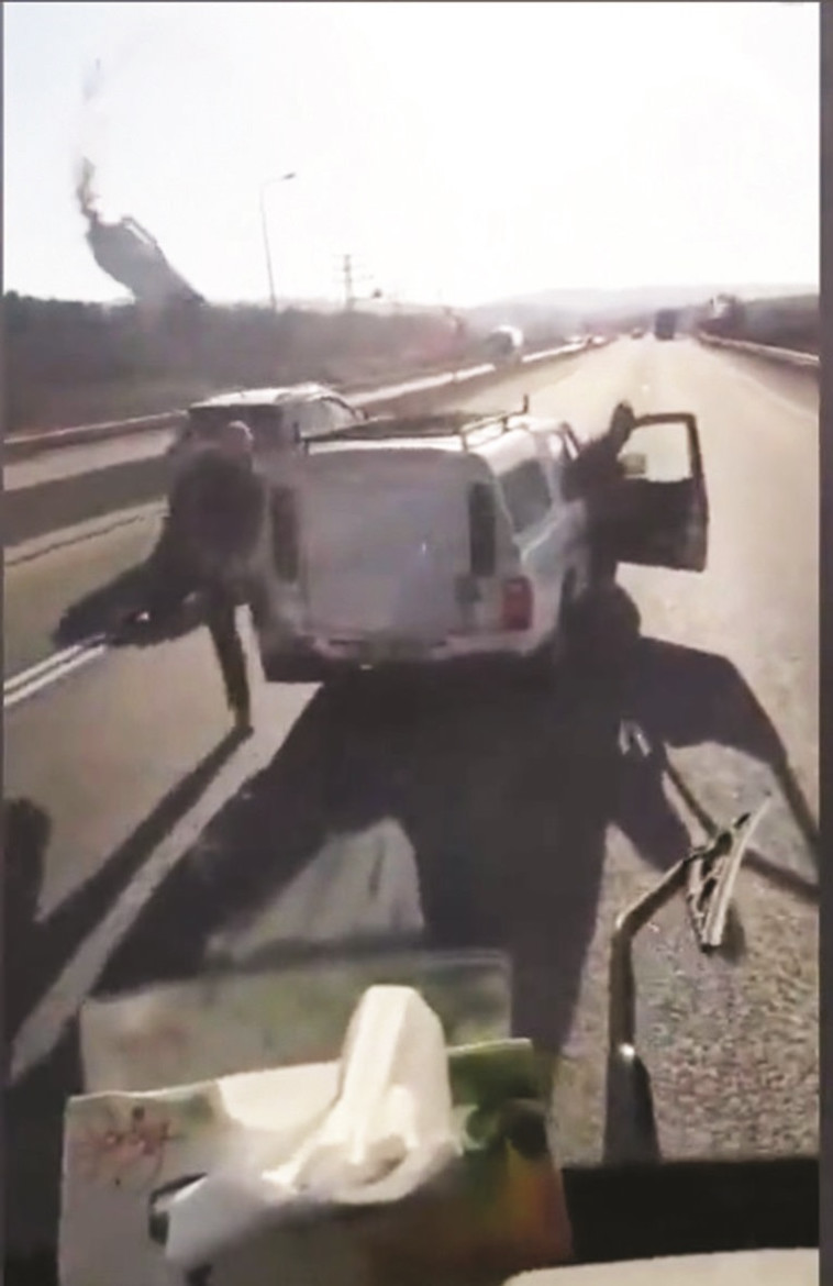 הגיעו לעזור ועצרו את הנהג. שוטרים עוצרים אוטובוס הגיעו לעזור ועצרו את הנהג. שוטרים עוצרים אוטובוס