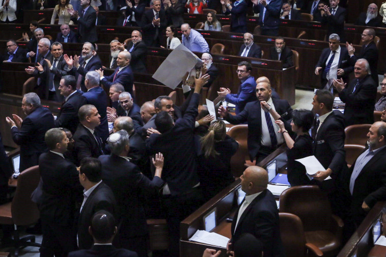 התפרעות הח&quot;כים הערבים בנאום פנס בכנסת. צילום: גיל יוחנן, פול