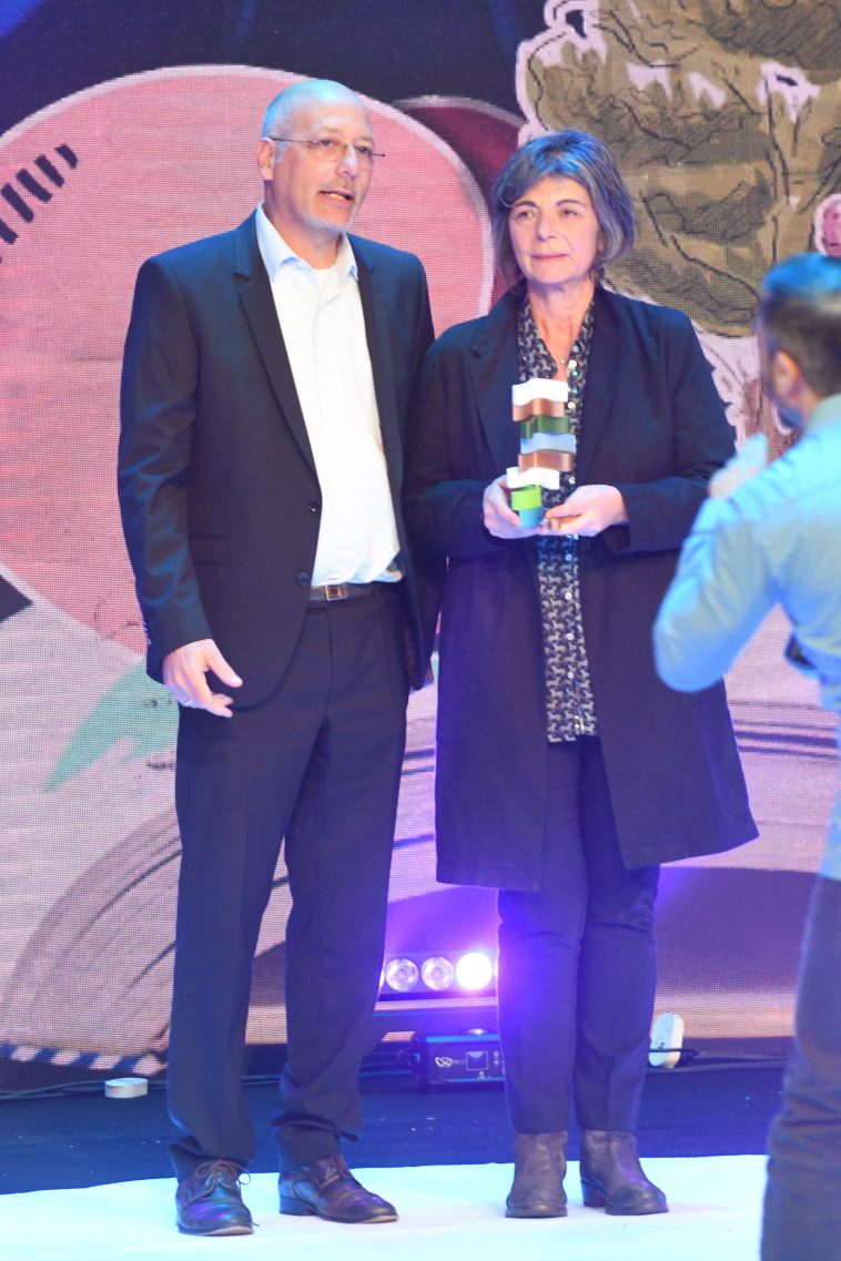 אסתר פלד זכתה בפרס &quot;ספיר&quot; לשנת 2017 על ספרה ״פתח גדול מלמטה&quot; 