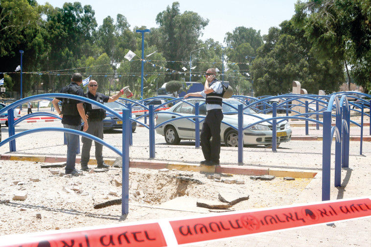  נפילת רקטת קסאם בשדרות במהלך מלחמת צוק איתן. צילום: מרים אלסטר, פלאש 90