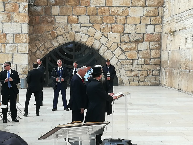 מייק פנס במהלך הביקור בכותל. צילום: יניר קוזין