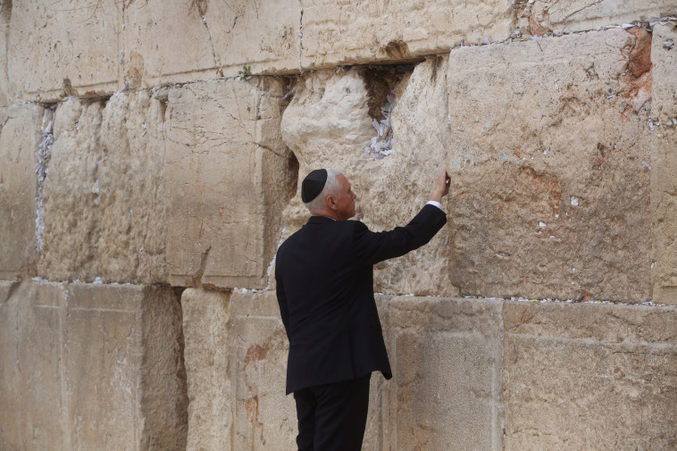 מייק פנס בכותל המערבי. צילום: מרק ישראל סלם