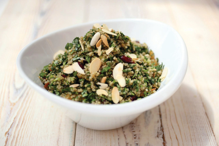 קינואה עם עשבי תיבול וחמוציות