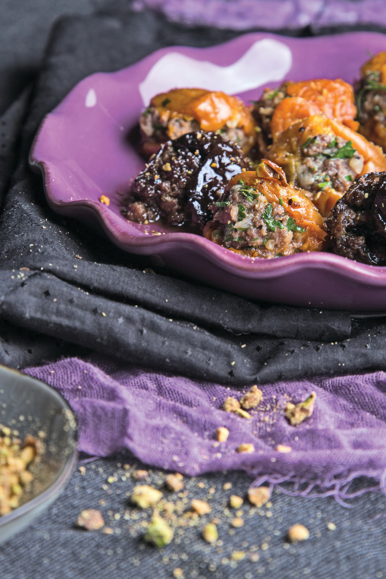 שזיפים מיובשים ממולאים במסעדת &quot;חצר גולדמן&quot;. צילום: שרית גופן