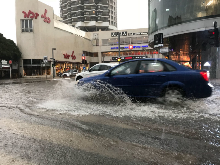 הצפות בתל אביב. צילום: אבשלום ששוני
