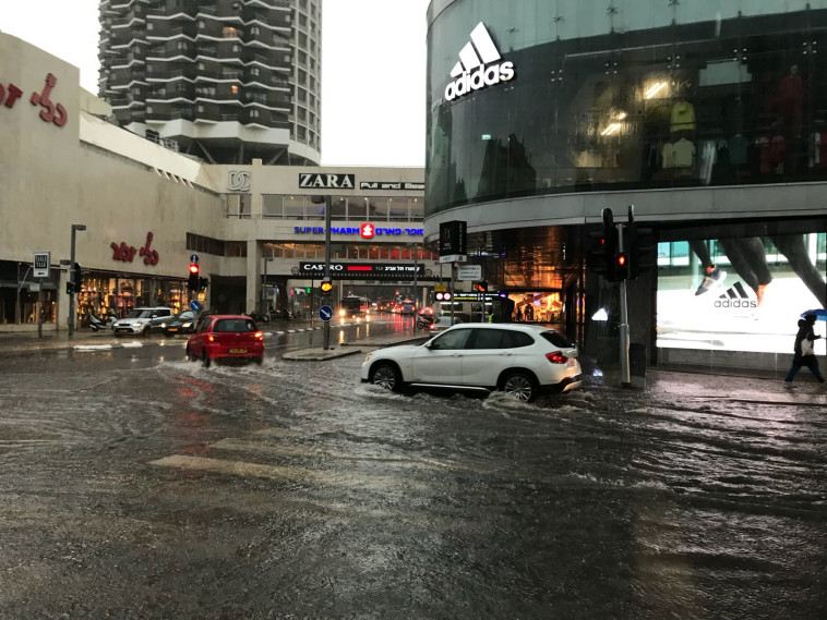 הצפות בדיזנגוף סנטר בתל אביב. צילום: אבשלום ששוני