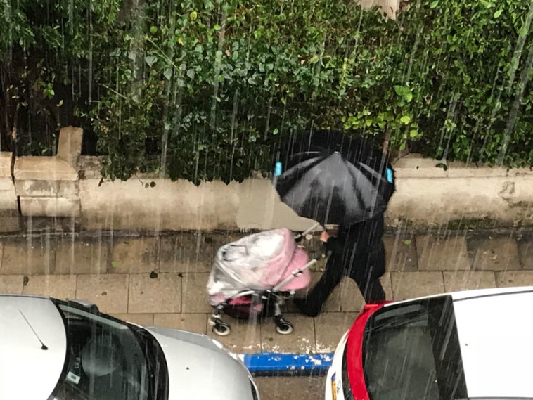 ממטרים בתל אביב. צילום: אבשלום ששוני