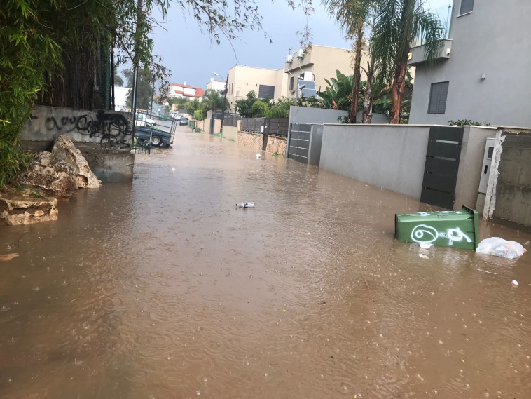 הצפות בחולון. צילום: משפחת שאול 