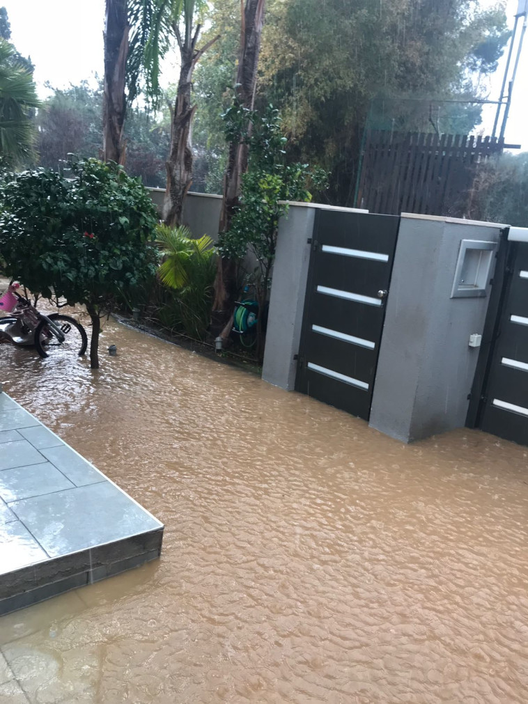 הצפות בחולון. צילום: משפחת שאול