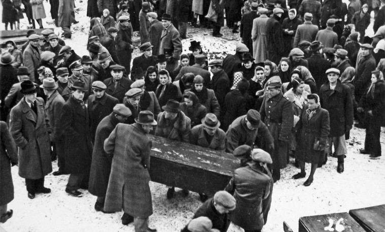 הניצולים מביאים למנוחות את הנרצחים בגטו. צילום: ארכיון יד ושם 